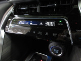 オートエアコンは左右席で独立温度コントロールが可能です。運転席はキンキンに冷やして助手席はマイルドにと言った設定が可能です。暑さ寒さでケンカすることもなくなりますね。