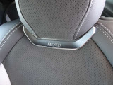 RECARO(レカロ)社製の「パフォーマンスバケットシート」が特別装備されています。スポーティでホールド性が高く、外装の鮮烈なビビッドオレンジメタリックとのコントラストを生み出す仕様となっています。