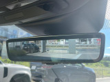 ランドローバー初のクリアサイトインテリアリアビューミラーは車体に装備したカメラによって、後方の映像がミラーに映し出されます。ミラーユニット下部のスイッチで簡単にモード切替も可能です