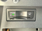 ETCユニットはグローブボックスの中に装着されています。こちらの車両はDSRC(ETC 2.0)に対応していますので、渋滞情報などリアルタイムでナビに反映されます。