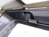 後退時に車両の後ろ側をモニター画面に表示します。車庫入れなどでバックする際に後方確認ができて便利です。車庫入れが苦手な人もこれで安心。