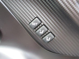 運転席ドア。三つ並んだボタンを操作することで、運転席のシートポジションを記憶し、呼び出すことができます。