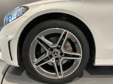 ダイナミックなスタイリングにメルセデスロゴをあしらったブレーキキャリパーが卓越した走りのパフォーマンスを主張。