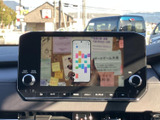 停車中にテレビや映像を楽しめる画面を備えています。画面表示が大きく、音量などの調整ボタンも周囲にまとまっているため、休憩時間や待ち合わせのひとときにも活用できます。