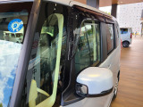 【ドアバイザー】雨の日でも窓を少し開けて換気可能。車内を快適に保ち、日常の使用も安心です。
