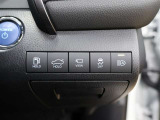 オートマチックハイビームとは、先行車や対向車のライトを認識し、ハイビームとロービームを自動で切り替える機能です。夜道の視界を確保します。詳細は販売店スタッフまでおたずねください。