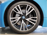 BMWの純正アロイホイールは軽量かつ強度にも優れているホイールで走行性能を引き上げる設計になっております。足元にもBMWは妥協がなくこだわっている個所になります。