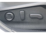 運転席は電動シートになります。スイッチ操作で座面及び背もたれの角度を調整できます。