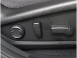 運転席助手席は電動パワーシートが装備され、ドライバーの身長に合わせて細かいシートポジション設定が可能です!また運転席は腰の部分の調整機能(ランバーサポート)も装備!長時間の運転も簡単に調整可能です!