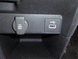 12V電源ソケットを設置しております。周辺機器の充電にご利用頂けます。便利なUSBジャックも付いています。