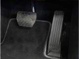 【オルガン式アクセルペダル】 かかとがずれにくく、アクセルペダルがコントロールしやすくなります。また運転時の疲労を軽減し、とっさのときの踏み間違いも起きにくくなります。