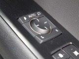 オート格納機能付のドアミラーを装備しています。