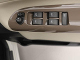 パワーウィンドゥ 運転席ドアスイッチ照明付です。電動格納ミラーも手元でワンモーションで可能です。