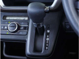 【シフトレバー】シフトもとても操作しやすいデザインになっております。運転する人の事を第一に考えた操作性の高い仕様です。
