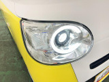白く明るい光で夜間走行をサポートするLEDヘッドランプを搭載