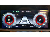 メーター内のディスプレイには運転をサポートするさまざまな情報を表示。