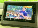 画面でテレビ番組を視聴でき、停車中の待ち時間も過ごしやすくなります。映像と字幕が表示されるので内容を追いやすく、お出かけ先での休憩時間にも活用できます。