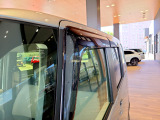 【ドアバイザー】雨の日でも窓を少し開けて換気可能。車内を快適に保ち、日常の使用も安心です。