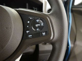 クルーズコントロール機能付きです。走行中に先行車の様子を検知しながら、設定した車速の範囲内で先行車との距離のキープを支援します。詳細は販売店スタッフまでおたずねください。