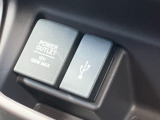 USBジャック搭載しております。純正ナビと連動しているため、接続機器の充電をするとともに音楽再生も可能です!お気に入りのプレイリストを再生して楽しくドライブできますよ!