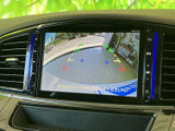 車両後方の様子を画面で確認でき、駐車時に周囲との距離を把握する目安になります。ガイドラインも表示されるため、駐車位置を考える際の心強いサポートです。