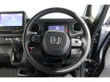 運転中もハンドルでの操作が可能です。特に高速道路等の目が離せない運転時には、便利さだけでなく、安全性も兼ね備えております。