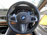 BMWのステアリングのリムは、一般的なものより少し太めにデザインされています。 これはタイヤやステアリングシャフトなどを介して伝わる路面からの入力を、しっかりと把握するためです。