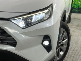 【LEDヘッドライト】悪天候や夜間走行時も良好な視界を確保し安心して運転できる高輝度LEDヘッドライトを装備!点灯速度が早く、消費電力も抑えられています。