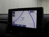 スマートフォンとの連携を可能にした9インチのディスプレイオーディオにはナビキットを採用。AM/FM(ワイドFM対応)、Bluetooth/USB入力に対応しています。(T‐Connectは別途有料)
