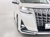 フォグランプ装着車です。暗い夜道の車両前方を明るく照らします