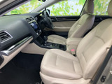 洗練された内装デザインが、上質な空間を演出します。運転に集中できるよう、機能性も考慮された設計です。快適なドライブを。