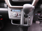 運転のしやすいインパネシフトです。運転席の足元も広くとても快適ですよ。