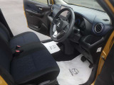 運転席も足元広々です。