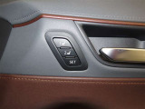 運転席は二人分のシートポジションを記憶します。
