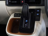 電気式スイッチ採用のエレクトロシフトマチックのシフトレバーです、軽い操作でシフトチェンジができます。