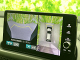 後方の映像に加えて車両周囲を上から見た表示も確認でき、駐車時の周辺確認に便利です。画面には進行方向の目安も表示され、車庫入れや狭い場所での操作をサポートします。