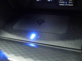 【ワイヤレス充電機能 (Qi)】ワイヤレス充電規格Qiに対応したスマホなどをインパネセンタートレイに置くだけで充電ができます。