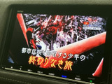 映像を大きく表示できる画面を備え、停車中にテレビ番組や映像を視聴する際に活用いただけます。画面上の文字も見やすく、休憩時間を過ごすときにも便利な装備です。