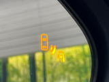 【ブラインドスポットモニター】走行中、ドアミラーの死角になりやすい箇所に後続車が接近するとサイドミラーのレンズに警告を表示!ドライバーに注意喚起をしてくれます。