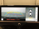【パノラミックビューモニター(床下透過表示機能付)】クルマを上から見たような画像をディスプレイに表示し、運転席から確認しにくい箇所も確認できます。車両直下及びタイヤ付近のアンダーフロアの確認も可能です