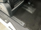 助手席は大きく前へスライド可能で、ミラクルオープンドアからの乗り降りをさらに快適にしてくれます♪
