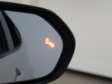 ブラインドスポットモニターを装備しております!隣車線を走る車をレーダーで検知し、インジケーターが点灯します☆確認しにくい後側方エリアに存在する車両に加え、急接近してくる車両も検知してくれます♪