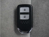 ◆スマートキー◆カギをバッグやポケットに入れたままでもドアロックの開閉ができる『スマートキー』付き!雨天や暗くなってもカギを取り出す必要がなくドアの開錠&エンジンも始動できます