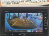 【リヤカメラ・ワイドビュー】後方を広く映し出し、左右からの接近車両や歩行者も確認しやすいビューです。