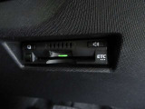 【ETC車載器】は、ビルトインタイプですっきり収納され、見た目も使い勝手も満足のアイテムです。