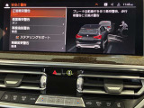 衝突被害軽減ブレーキと車線逸脱警告がついています。