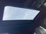 サンルーフの開放感により車内はいつも明るく、自然と会話が弾んでドライブも一段と楽しくなります