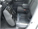 助手席側シートアンダーBOXが装備されています!車検証ケースなどを入れておくと、助手席前のグローブBOXが有効に使えます♪