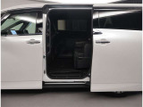 スライドドアは開口部も広く風の強い日なども隣の車両を気にする事なく開閉できます。 お子様の急なドア開けなどもなく安心です