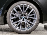 BMWの純正アロイホイールは軽量かつ強度にも優れているホイールで走行性能を引き上げる設計になっております。足元にもBMWは妥協がなくこだわっている個所になります。
